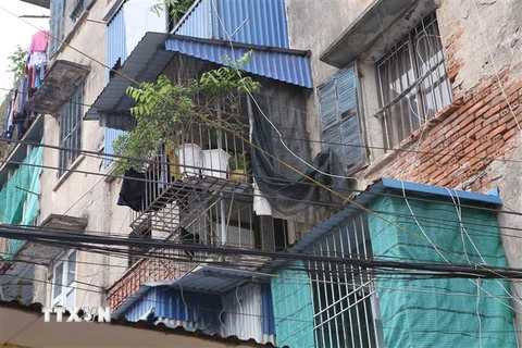 Nhiều hộ đang sinh sống tại toà nhà chung cư 5 tầng trên đường Trần Đăng Ninh, Nam Định cự ý cơi nới, sửa chữa làm ảnh hưởng đến kết cấu của khu nhà. (Ảnh: Công Luật/TTXVN)