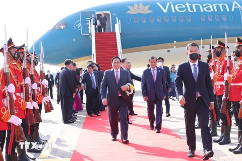 Lễ đón Thủ tướng Phạm Minh Chính tại sân bay quốc tế Phnom Penh. (Ảnh: Dương Giang/TTXVN)