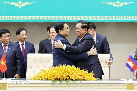 Thủ tướng Phạm Minh Chính và Thủ tướng Vương quốc Campuchia Samdech Techo Hun Sen tại lễ Ký kết văn kiện sau hội đàm (Ảnh: Dương Giang/TTXVN)