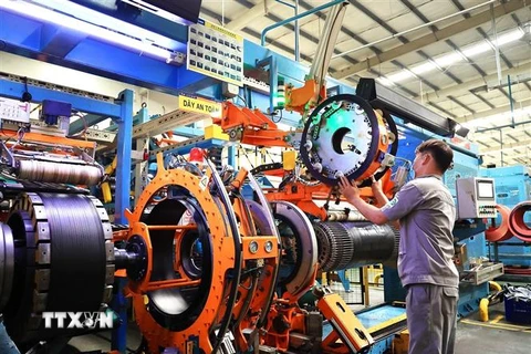 Sản xuất lốp xe ôtô tại Công ty TNHH Sailun Việt Nam, xã Phước Đông, huyện Gò Dầu, Tây Ninh. (Ảnh: Hồng Đạt/TTXVN)