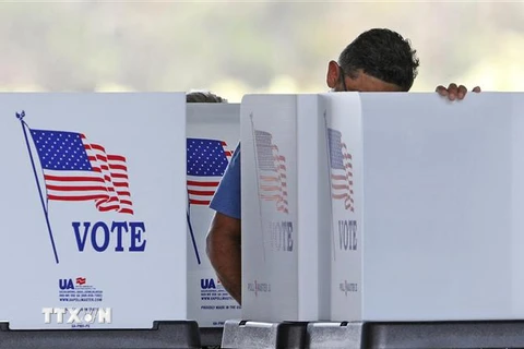 Cử tri bỏ phiếu bầu cử giữa kỳ Quốc hội Mỹ ở Kissimmee, Florida, ngày 8/11. (Ảnh: AFP/TTXVN)