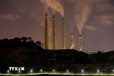 Khí thải phát ra từ một nhà máy điện than ở tỉnh Banten, Indonesia. (Ảnh: REUTERS/TTXVN)