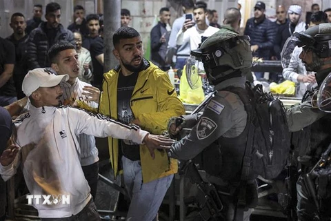 Binh sỹ Israel đụng độ với người Palestine tại Thành cổ Jerusalem ngày 3/4/2022. (Ảnh: AFP/TTXVN)