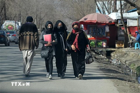 Người dân di chuyển trên đường phố tại Kabul, Afghanistan, ngày 26/2. (Ảnh: AFP/TTXVN)