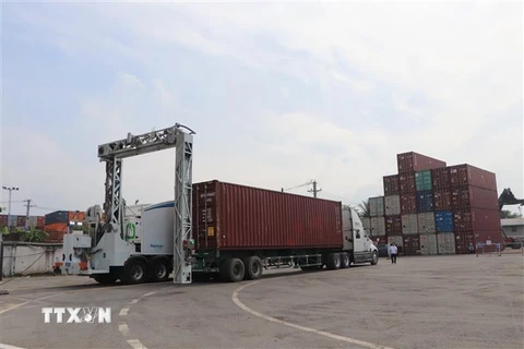 Kiểm tra vận hành máy soi container trong ngày ra mắt của Cục Hải quan Đồng Nai. (Ảnh: TTXVN phát)