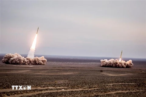 Một vụ phóng tên lửa trong cuộc diễn tập quân sự của Lực lượng Vệ binh Cách mạng Hồi giáo Iran (IRGC) tại miền nam Iran, ngày 25/12/2021. (Ảnh: AFP/TTXVN)