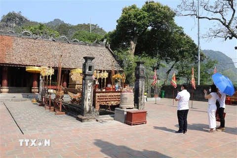 Du khách thắp hương tại Đền thờ vua Đinh Tiên Hoàng thuộc Khu di tích Cố đô Hoa Lư. (Ảnh: Đức Phương/TTXVN)
