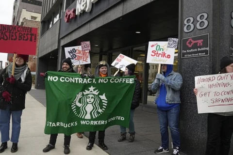 Nhân viên Starbucks đình công đòi tăng lương. (Nguồn: AP)