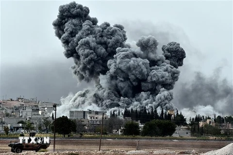 Khói bốc lên sau một cuộc không kích xuống thị trấn Ain al-Arab của Syria, giáp giới với tỉnh Sanliurfa, Thổ Nhĩ Kỳ. (Ảnh minh họa: AFP/TTXVN)