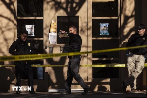 Cảnh sát điều tra tại Đại học New Mexico ở thành phố Albuquerque, bang New Mexico, Mỹ sau vụ nổ súng ngày 19/11. (Ảnh: Albuquerque Journal/TTXVN)