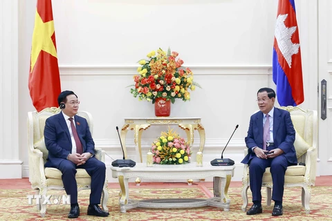 Chủ tịch Quốc hội Vương Đình Huệ và Thủ tướng Campuchia Samdech Techo Hun Sen. (Ảnh: Doãn Tấn/TTXVN)