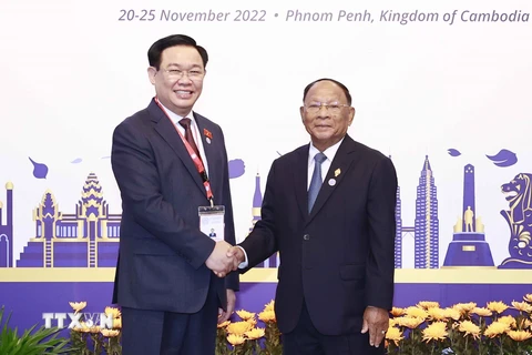 Chủ tịch Quốc hội Vương Đình Huệ chào xã giao Chủ tịch AIPA-43 Samdech Heng Samrin. (Ảnh: Doãn Tấn/TTXVN)