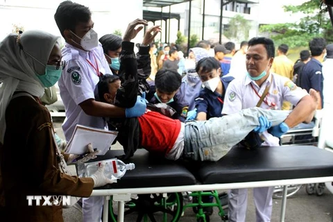 Nhân viên y tế chuyển nạn nhân sau trận động đất tại thành phố Cianjur thuộc tỉnh Tây Java, Indonesia ngày 21/10. (Ảnh: THX/TTXVN)