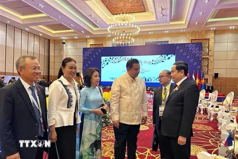 Lãnh đạo Đoàn Việt Nam và Philippines trao đổi bên lề Cuộc gặp các nhà lãnh đạo ASEAN-AIPA. (Ảnh minh họa: TTXVN phát)