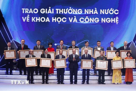 Chủ tịch nước Nguyễn Xuân Phúc trao 17 Giải thưởng Nhà nước về Khoa học và Công nghệ cho các tác giả, đồng tác giả đạt Giải. (Ảnh: Thống Nhất/TTXVN)