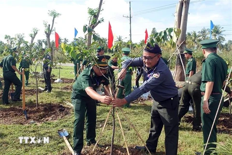 Đoàn đại biểu sỹ quan biên phòng Việt Nam-Campuchia trồng cây hữu nghị tại Đồn Biên phòng Lình Huỳnh. (Ảnh: Lê Sen/TTXVN)