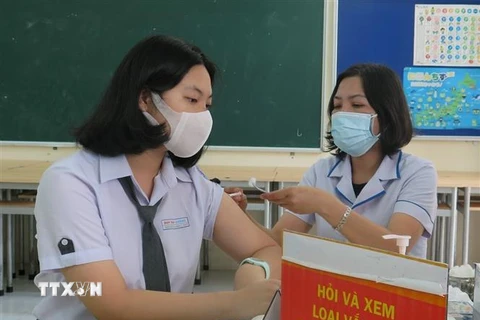 Nhân viên y tế thành phố Tuy Hòa tiêm vaccine phòng COVID-19 cho trẻ em. (Ảnh: Xuân Triệu/TTXVN)