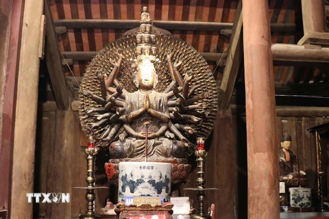 Tượng Phật bà Quan âm nghìn mắt nghìn tay - Bảo vật Quốc gia, là một kiệt tác về nghệ thuật điêu khắc truyền thống. (Ảnh: Thanh Thương/TTXVN) 