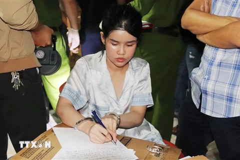 Đối tượng Phạm Thị Quỳnh Trang (sinh năm 1998) bị bắt giữ về hành vi tàng trữ trái phép ma túy. (Ảnh: TTXVN phát)