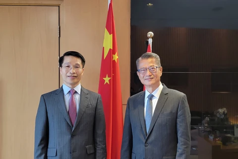 Tổng Lãnh sự Việt Nam tại Hong Kong Phạm Bình Đàm (bên trái) tại cuộc gặp với ông Paul Chan, Giám đốc Sở Tài chính Hong Kong. (Ảnh do Tổng lãnh sự quán cung cấp).
