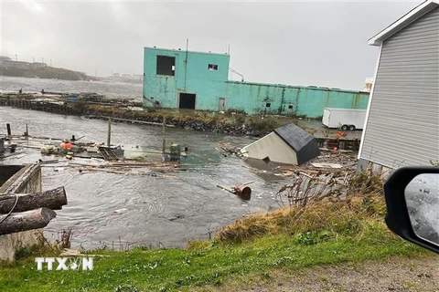 Bão Fiona đổ bộ cuốn trôi nhà cửa tại Newfoundland, Canada ngày 24/9. (Ảnh: AFP/TTXVN)