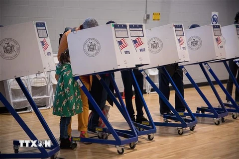 Cử tri bỏ phiếu trong cuộc bầu cử giữa kỳ tại một địa điểm bầu cử ở New York, Mỹ, ngày 8/11. (Ảnh: THX/TTXVN)