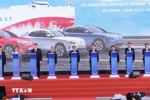 Thủ tướng Phạm Minh Chính và các đại biểu thực hiện nghi lễ xuất khẩu lô xe ôtô điện Vinfast. 