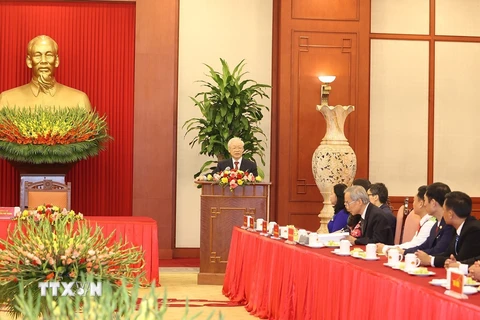 Tổng Bí thư Nguyễn Phú Trọng nói chuyện thân mật với các đại biểu dự Hội nghị biểu dương Chủ tịch Mặt trận Tổ quốc cấp xã và Trưởng ban Công tác Mặt trận tiêu biểu toàn quốc. (Ảnh: Trí Dũng/TTXVN)