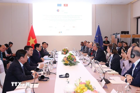 Thủ tướng Phạm Minh Chính với lãnh đạo cấp cao các tập đoàn hàng đầu châu Âu. 