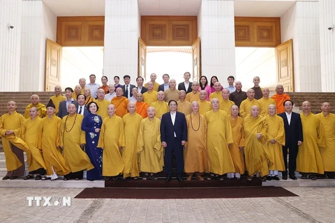 Thủ tướng Phạm Minh Chính với các đại biểu lãnh đạo Giáo hội Phật giáo Việt Nam. (Ảnh: Dương Giang/TTXVN)