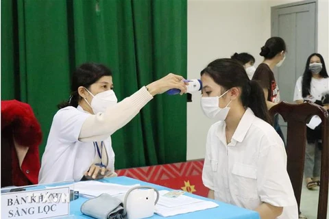 Khám sàng lọc trước khi tiêm vaccine phòng COVID-19 cho học sinh trường THPT Buôn Ma Thuột, thành phố Buôn Ma Thuột. (Ảnh: Tuấn Anh/TTXVN)
