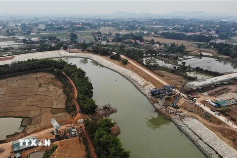 Thi công cầu vượt sông Thương, thuộc dự án đường nối từ Quốc lộ 37-Quốc lộ 17- Đường tỉnh 292. (Ảnh: Danh Lam/TTXVN)