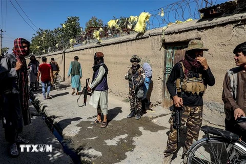 Lực lượng an ninh Taliban gác tại hiện trường vụ đánh bom nhằm vào một trung tâm giáo dục ở Kabul, Afghanistan, ngày 30/9/2022. (Ảnh: AFP/TTXVN)