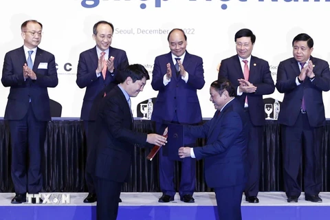 Chủ tịch nước Nguyễn Xuân Phúc và Phó Thủ tướng Hàn Quốc Choo Kyung-ho chứng kiến lễ trao biên bản hợp tác về Văn hóa, Thể thao và Du lịch giữa hai nước. (Ảnh: Thống Nhất/TTXVN)