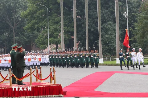 Bộ trưởng Bộ Quốc phòng Phan Văn Giang và Phó Thủ tướng, Bộ trưởng Quốc phòng Lào Chansamon Chanylath duyệt đội danh dự Quân đội Nhân dân Việt Nam. (Ảnh: Trọng Đức/TTXVN)
