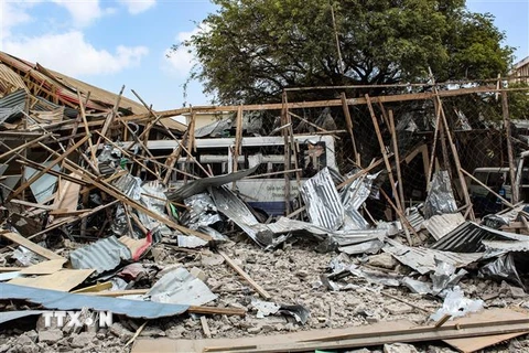Hiện trường một vụ đánh bom tại Mogadishu, Somalia, ngày 25/11/2021. (Ảnh: AFP/TTXVN)
