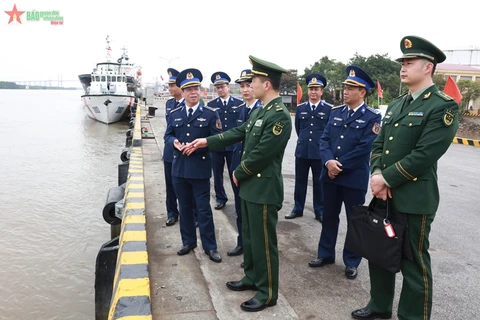Đoàn đại biểu Cục Cảnh sát biển Trung Quốc thăm Cảng Hải đội 112 thuộc Hải đoàn 11, Bộ tư lệnh Vùng Cảnh sát biển 1. (Nguồn: Báo Quân đội Nhân dân)