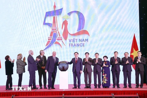 Chủ tịch Quốc hội Vương Đình Huệ và Chủ tịch Thượng viện Cộng hòa Pháp Gérard Larcher và đại biểu thực hiện nghi thức khởi động các sự kiện kỷ niệm 50 năm thiết lập quan hệ ngoại giao Việt Nam/Pháp. (Ảnh: Doãn Tấn/TTXVN)