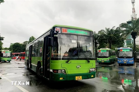 Xe buýt hoạt động tại Bến xe miền Đông, quận Bình Thạnh. (Ảnh: Hồng Đạt/TTXVN)
