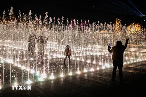Đài phun nước được thắp sáng lung linh dịp Giáng sinh tại Athens, Hy Lạp. (Ảnh: THX/TTXVN)