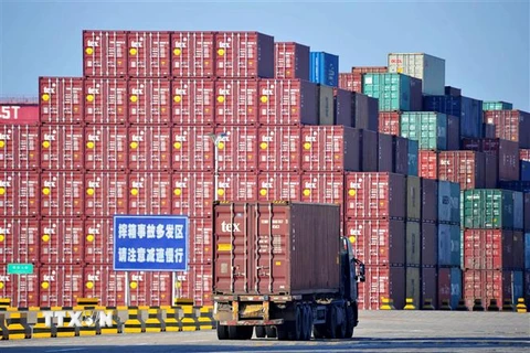 Container hàng hóa tại cảng ở Thanh Đảo, tỉnh Sơn Đông, Trung Quốc. (Ảnh: AFP/TTXVN)