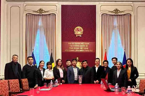 Các thành viên VINEU và Bộ trưởng Bộ Kế hoạch và Đầu tư Nguyễn Chí Dũng. (Ảnh: Hải Sa/Vietnam+)