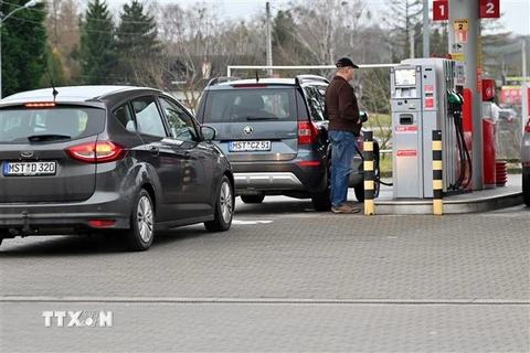 Bơm xăng cho các phương tiện tại trạm xăng ở Lubieszyn, miền Tây Bắc Ba Lan ngày 4/1/2022. (Ảnh: PAP/TTXVN)