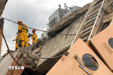Nhân viên cứu hộ chuyển tìm kiếm nạn nhân bị mắc kẹt trong vụ sập nhà sau trận động đất ở huyện Hoa Liên, phía đông Đài Loan (Trung Quốc) ngày 18/9. (Ảnh: AFP/TTXVN)