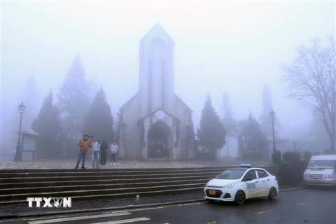Điểm du lịch Nhà thờ đá vắng khách du lịch trong điều kiện thời tiết rét buốt tại thị xã Sa Pa. (Ảnh: Quốc Khánh/TTXVN)