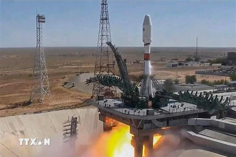 Tên lửa đẩy Soyuz 2.1B của Nga mang theo vệ tinh cảm biến từ xa Khayyam của Iran rời bệ phóng tại sân bay vũ trụ Baikonur (Kazakhstan), ngày 9/8/2022. (Ảnh: AFP/TTXVN)