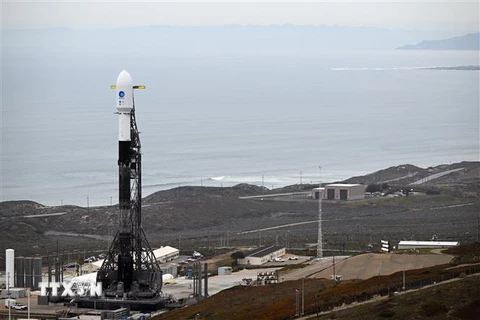 Tên lửa Falcon 9 của SpaceX mang theo vệ tinh SWOT được đặt tại bệ phóng ở căn cứ Vandenberg, bang California, Mỹ ngày 15/12. (Ảnh: AFP/TTXVN)