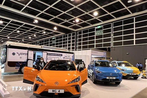 Xe ôtô điện trưng bày tại Hội chợ quốc tế về sản phẩm sinh thái. (Ảnh: Mạc Luyện/TTXVN)