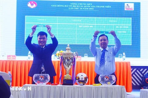 Ban tổ chức bốc thăm, xếp lịch thi đấu Vòng chung kết Giải bóng đá Vô địch U21 Quốc gia Thanh Niên năm 2022. (Ảnh: Tá Chuyên/TTXVN)