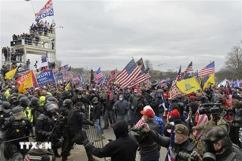 Người biểu tình quá khích ủng hộ Tổng thống Donald Trump tấn công tòa nhà Quốc hội ở Washington DC. ngày 6/1/2021. (Ảnh: THX/TTXVN)